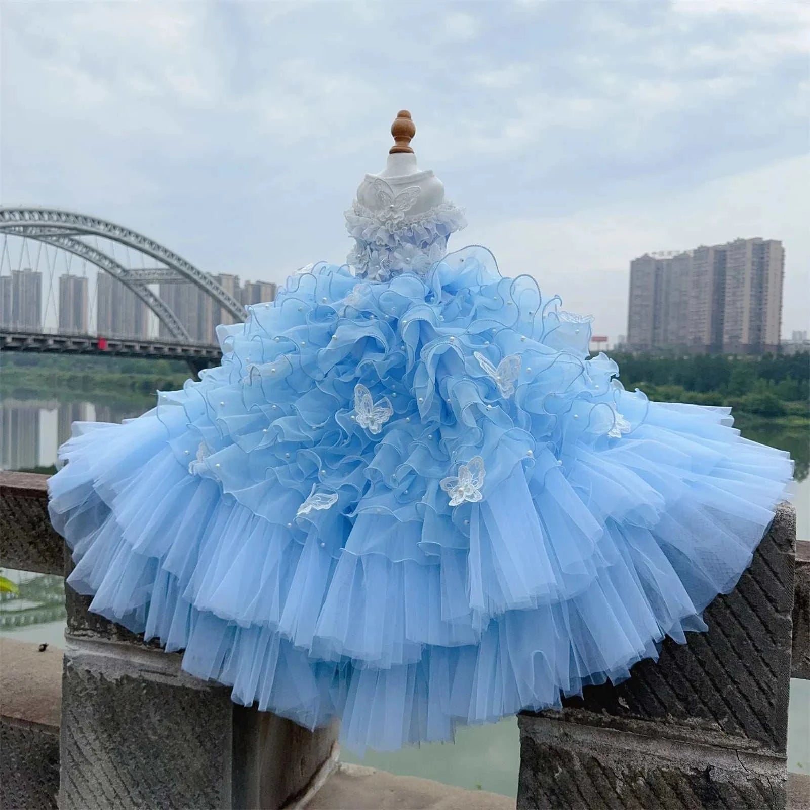 Robe luxe chien | Fait main avec dentelle, perles & broderies florales - Entre Chat et Chien