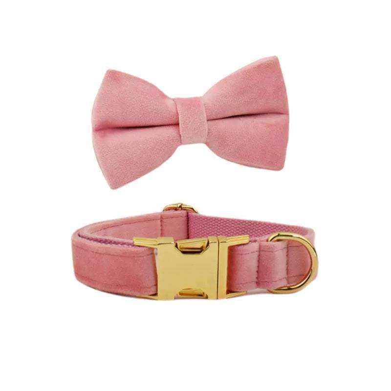Collier en velours rose pour chien moyen et grand avec fermeture dorée et nœud papillon assorti personnalisable