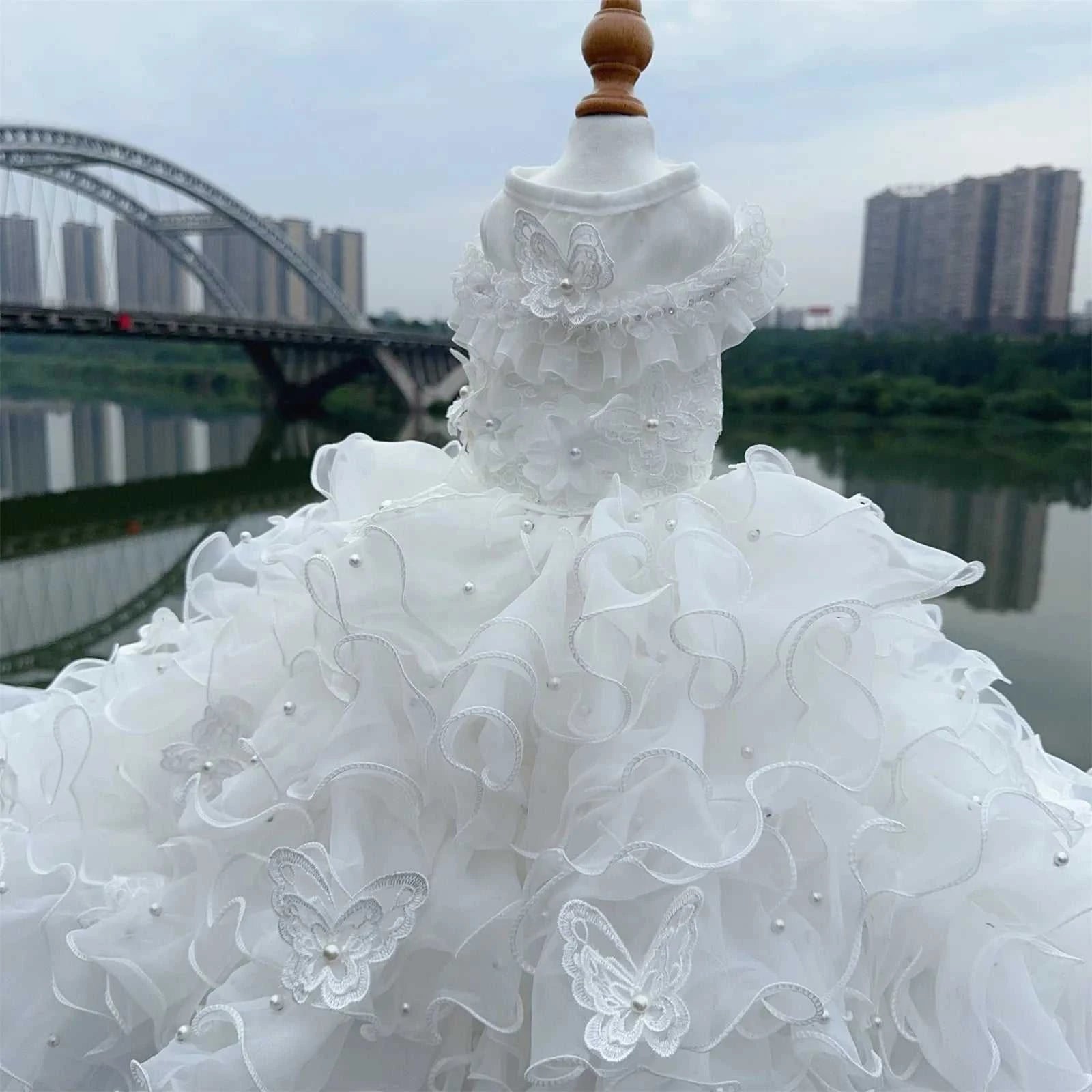 Robe de luxe pour chien | Fait main avec dentelle, perles & broderies florales