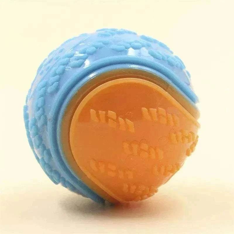 Balle mâchouillable bleue et orange en TPR pour chien, jouet interactif avec nettoyage dentaire intégré et texture résistante pour mastication.