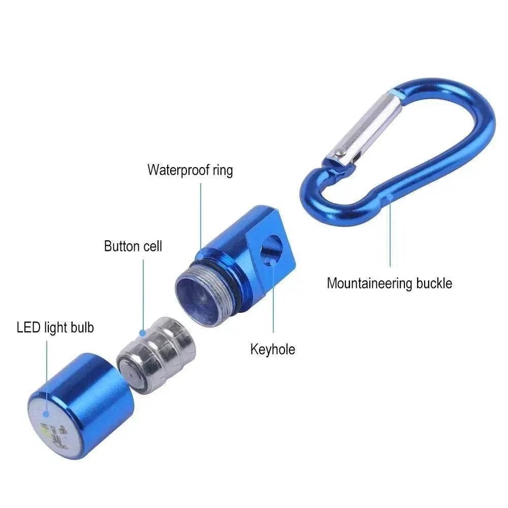 Médaille lumineuse LED bleue démontée avec mousqueton pour collier de chien, étanche et légère.