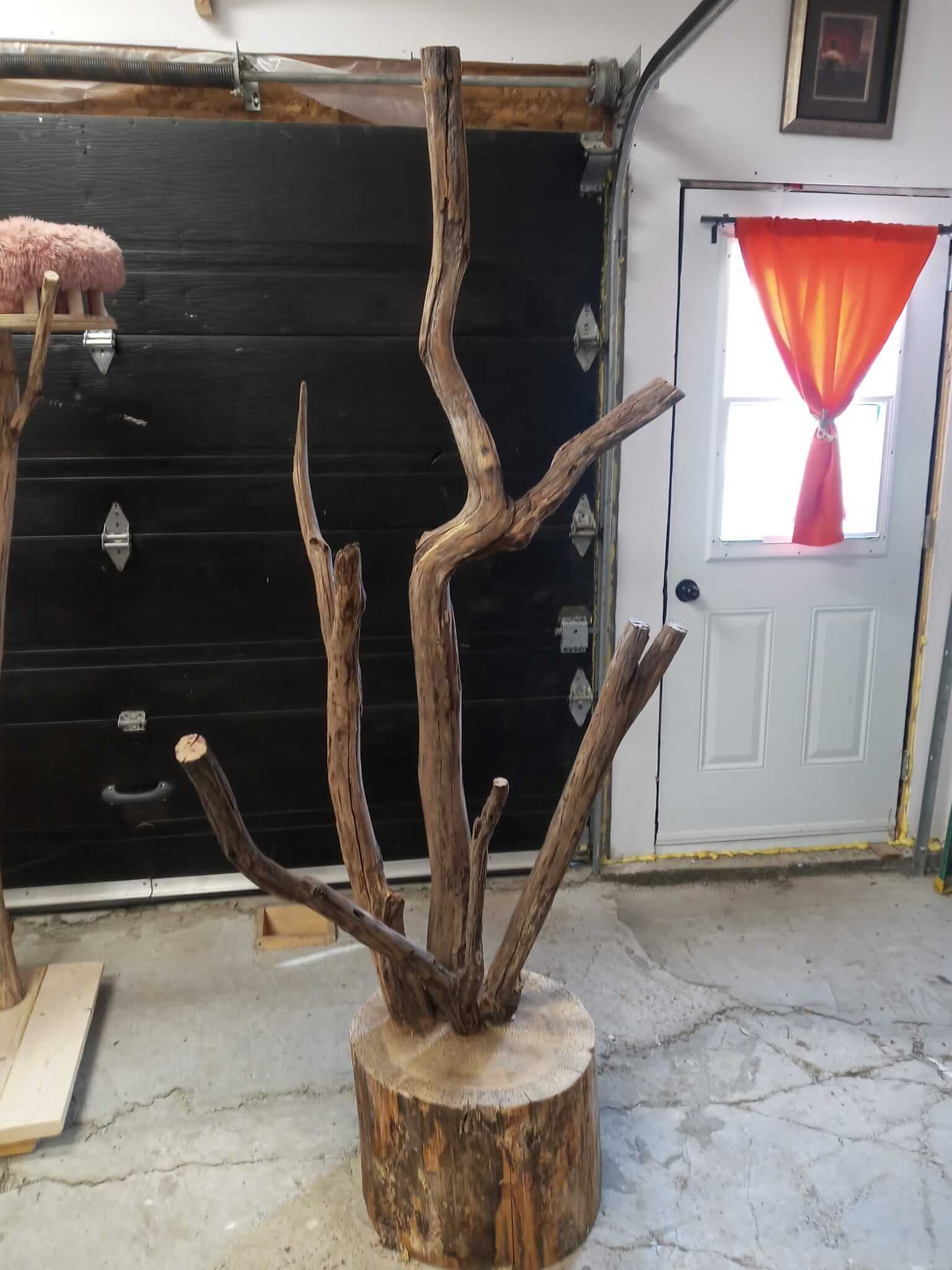 Arbre à chat en cours de fabrication - Structure en branches naturelles sur base souche - Atelier Talie Québec