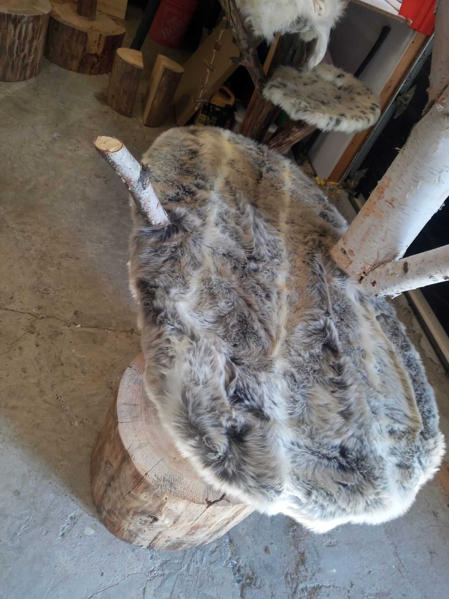 Détail plateforme grise moelleuse sur base souche naturelle - Qualité artisanale québécoise