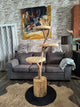 Arbre à chat en bois naturel dans salon rustique chic - Plateformes beige doré sur base métal noir - Artisanat Talie