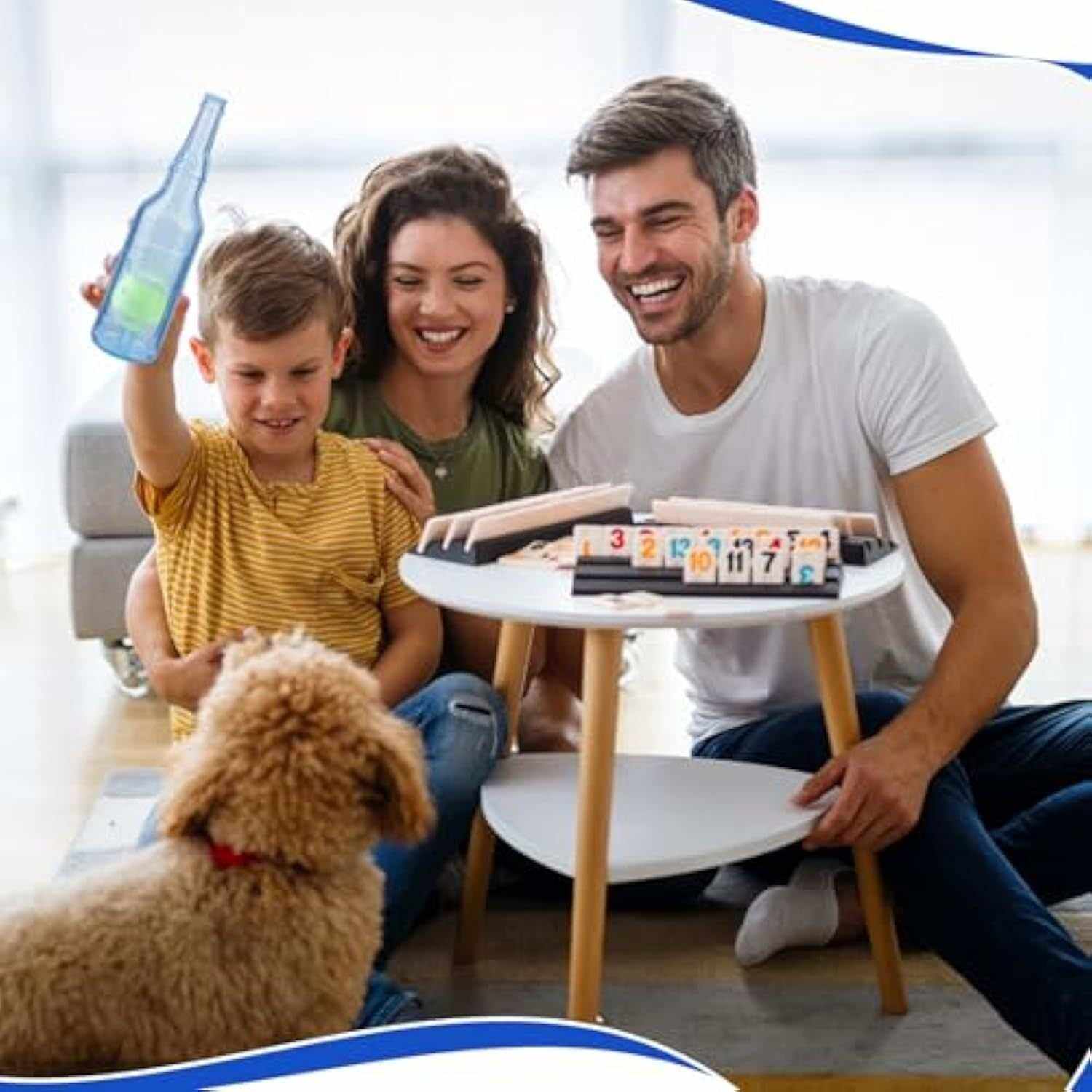 Famille jouant avec un chien avec une bouteille jouet indestructible pour chiens actifs