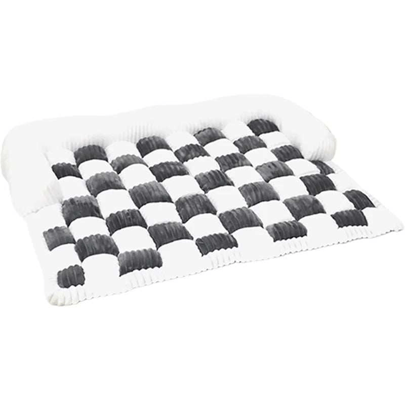 Tapis confortable à carreaux crème pour chiens, doux, rembourré et élégant, idéal pour repose et protection des meubles.