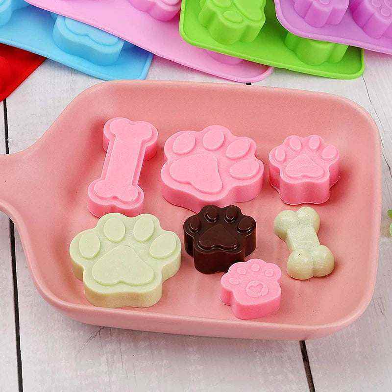 Moule en silicone pour friandises en forme de patte et os pour chiens et chats, idéal pour chocolats et décorations de gâteaux.