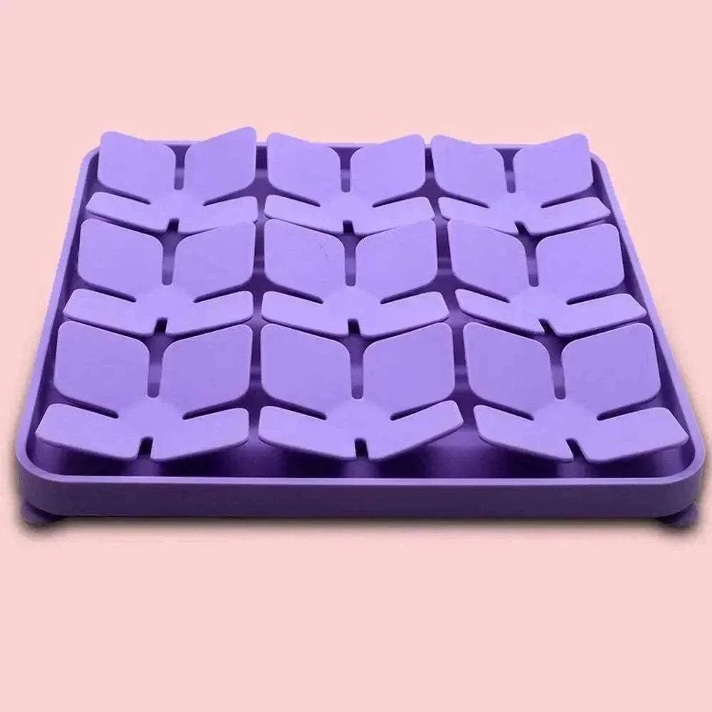 Tapis de fouille et léchage en silicone alimentaire violet pour chien et chat, favorisant relaxation, slow feeding et stimulation sensorielle.