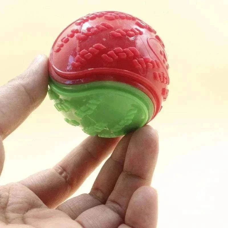 balle mâchouillable rouge et verte en TPR pour chien, jouet interactif sonore avec texture pour nettoyage dentaire, taille 6.5 cm, résistante et ludique