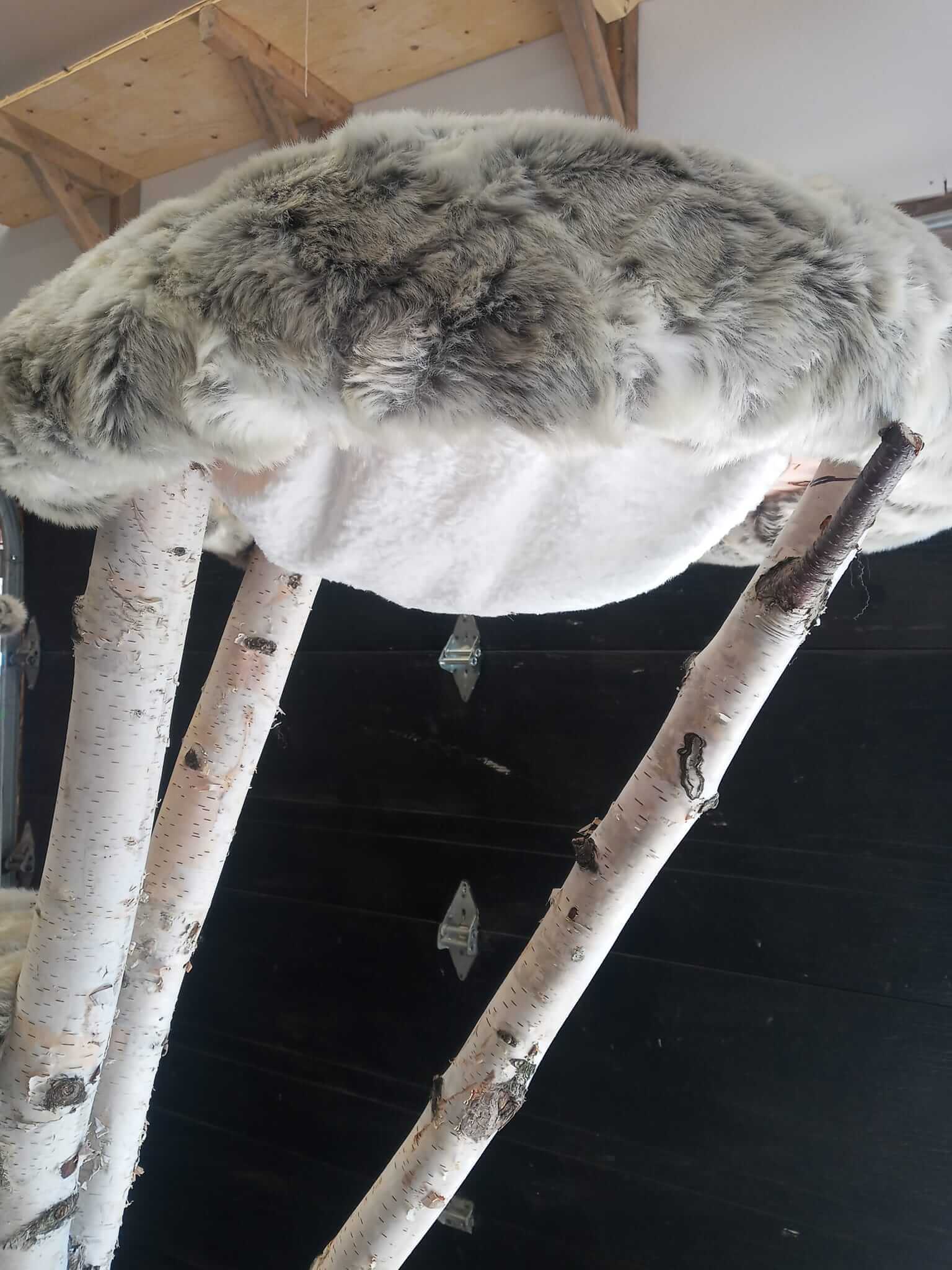 Vue du dessous du hamac intégré - Coussin central avec contour fourrure beige gris - Design exclusif arbre à chat Talie